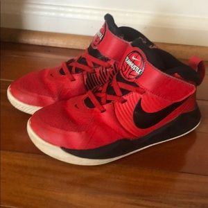 Nike boys Team Hustle basketball shoe